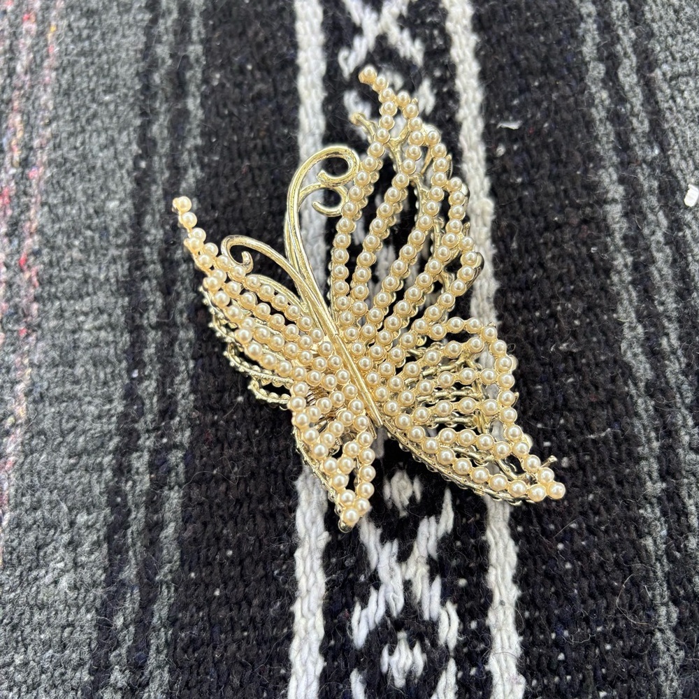 GOLD PEARL BUTTERFLY CLAW CLIP HAIR ACCESSORY